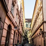 Apartmán By The Old Town Square