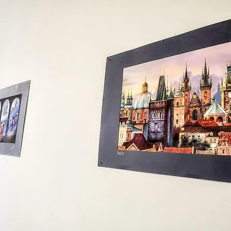 By The Old Town Square アパート